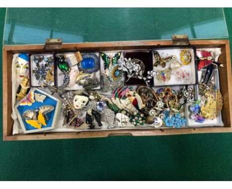 A LARGE COLLECTION OF PREDOMINATELY VINTAGE COSTUME BROOCHES CONTAINED IN WOODEN AND PERSPEX CASE. 