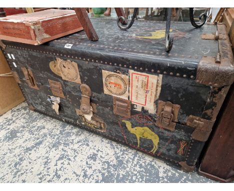 A LARGE VINTAGE CABIN WARDROBE TRUNK. 