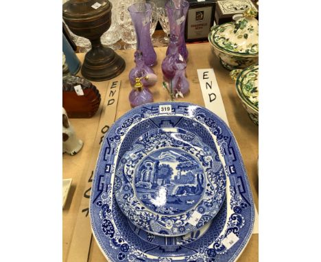 A WILLOW PATTERN PLATTER, A SPODE ITALIAN PLATE TOGETHER WITH SIX PIECES OF MARBLED PURPLE GLASS