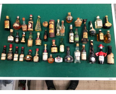 A QUANITY OF ORNAMENTAL VINTAGE COLLECTORS BOTTLES.