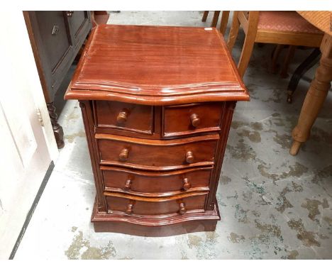 Pair of mahogany serpentine fronted chest of drawers, 45cm wide, 42cm deep, 61cm high