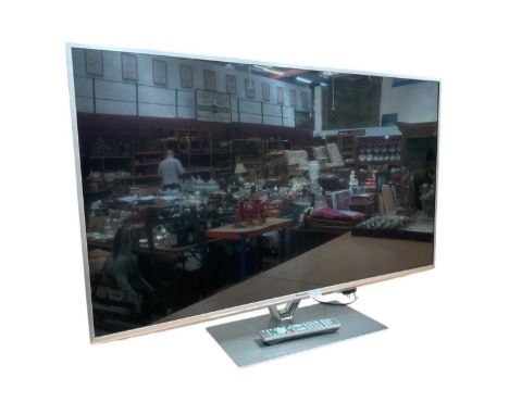 Panasonic flatscreen television model number TX-L47FT60B with remote controlIt turns on and looks to be in good order. No bat