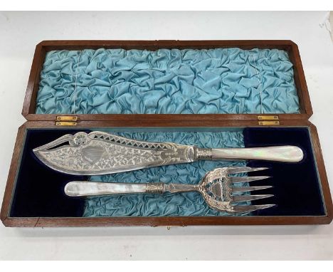 Victorian silver plated and mother of pearl handled fish servers in fitted wooden case 