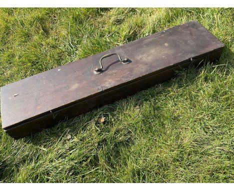 18th century pine gun box, with surmounting handle, 84cm long