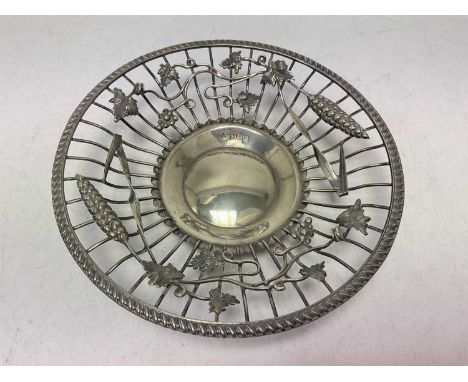 Edwardian silver wire work dish with wheat and grape vine applied decoration on four ball feet (Sheffield 1902), 15cm diamete