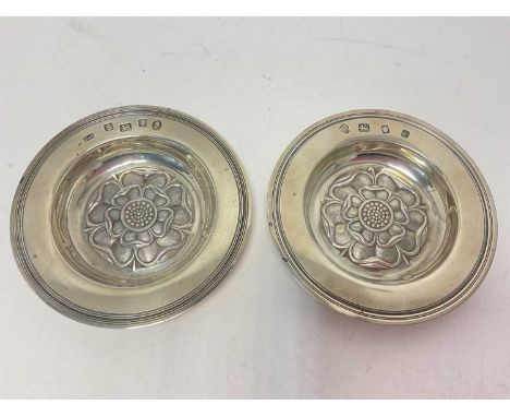 Pair of contemporary silver dishes with Tudor rose decoration, 12cm diameter (London 1953 and 1965)Total weight 206.7 grams
