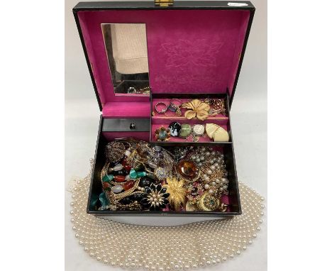 Jewellery box containing vintage costume jewellery and bijouterie
