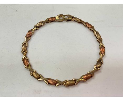 9ct two colour gold 'xo' bracelet, 21.5cm long Weight 7.7 grams. 