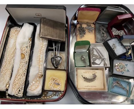 Vintage silver and marcasite brooches, various vintage costume jewellery, cultured pearl necklace with gold clasp, other pear