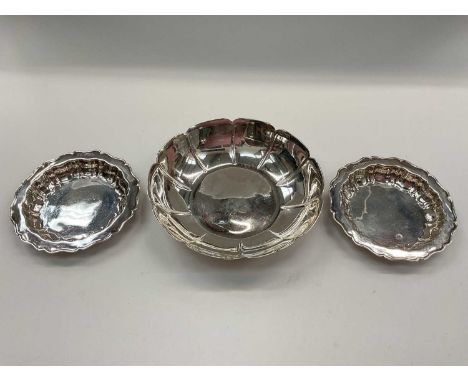 Silver strawberry dish (London 1974), 12cm diameter and pair of silver pin dishes (Sheffield 1946), 9cm diameter (3)All in go