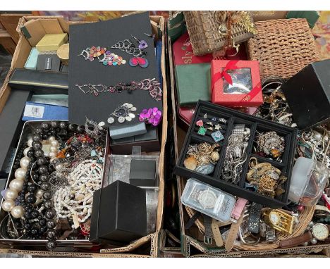 Large quantity of costume jewellery, wristwatches and bijouterie (4 boxes)