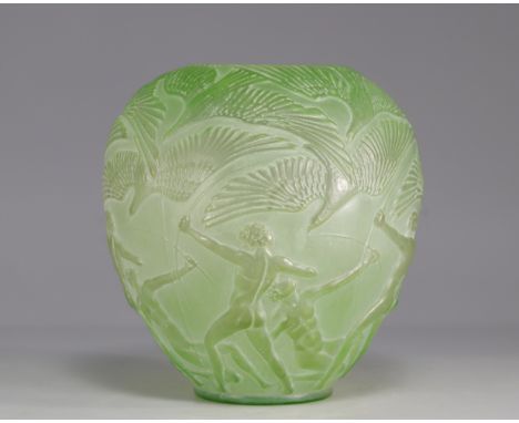 Vase "archer" signed R Lalique at the tip - Weight: 1.75 kg - Shipping unavailable - Region: France - Sizes: H=260mm D=230mm 