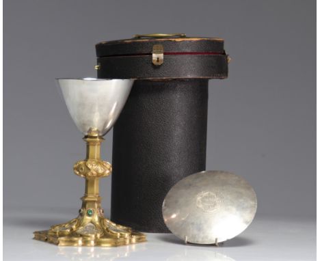 Neo-Gothic style chalice decorated with stones and Saints on the foot - Weight: 1.28 kg - Shipping available - Region: Europe