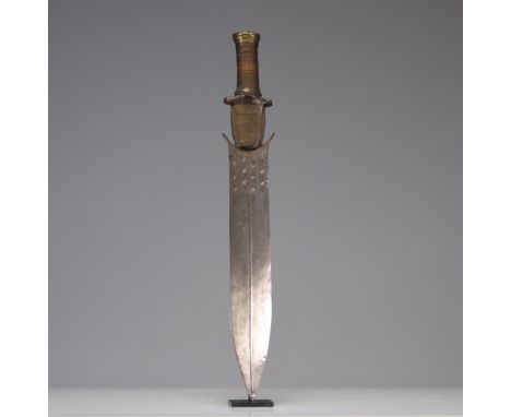 Beautiful Fang dagger decorated with engravings on the blade. Missing scabbard - Weight: 510 g - Shipping available - Region: