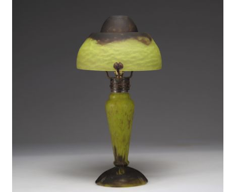 Daum Nancy lamp 1920 yellow and black background - Weight: 1.74 kg - Shipping available - Region: France - Sizes: H 365 mm x 