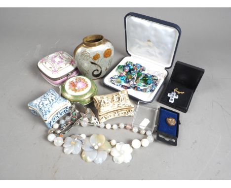 Two Capodimonte trinket boxes, two other Continental trinket boxes, a jade floral necklace and two Murano glass necklaces 