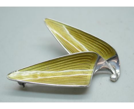 A Norwegian 925 silver and yellow enamel brooch, by Einar Modahl, Oslo, 4cm x 4.5cm 