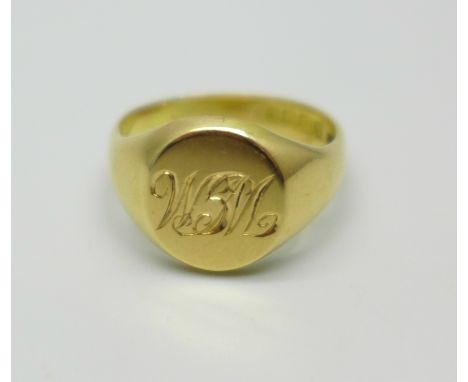 An 18ct gold ring, Birmingham 1923, 8.7g, R, with initials, in a vintage Bakelite box 