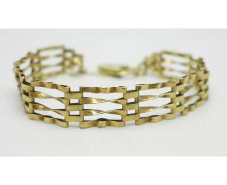 A 9ct gold gate bracelet, 9.1g 