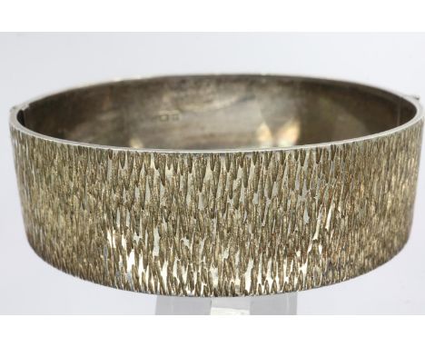 Hallmarked silver bangle with bark effect, L: 65 mm, 41g. UK P&amp;P Group 1 (£16+VAT for the first lot and £2+VAT for subseq