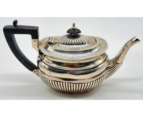 Silver teapot (Hallmarked rubbed)Weight - 280g