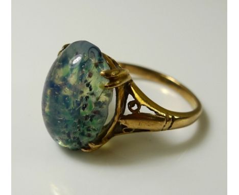 A 9ct gold ring cabochon set to resemble a moss agate, size J, 2.9g.