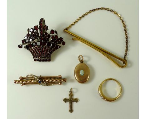 A selection of gold jewellery, including an 18ct gold ring set with five seed pearls, size L, 4.4g, a 9ct gold, seed pearl an