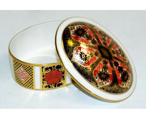 A Royal Crown Derby 1128 pattern oval trinket pot and cover