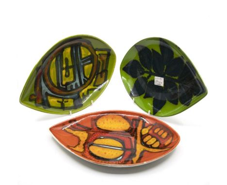 Poole Pottery: 5 Poole Pottery Delphis dishes shape 91, 3 on red ground and 2 on green ground. Length approx 30.5cm. Marks to