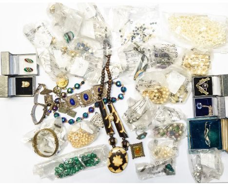 A collection of vintage costume jewellery to include silver earrings set with blue topaz, peridot colour change synthetic sap