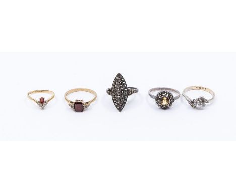 A collection of five rings to include a 9ct gold and garnet stone set ring, size R, a stone set 9ct gold wishbone ring ( worn