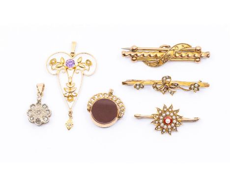 A collection of Victorian and Edwardian jewellery to include two 9ct gold brooches one Victorian Etruscan style brooch and an