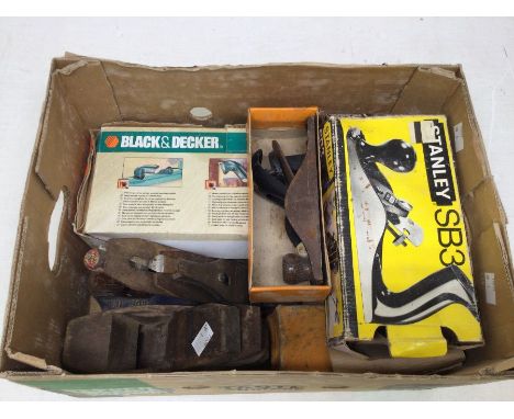 A collection of vintage wood and iron working planes, some boxed and a Black & Decker sander (boxed) - 1 box 