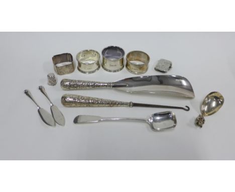 George V Birmingham silver vesta case, four various silver napkin rings, Edinburgh silver thimble, Sterling silver buttonhook