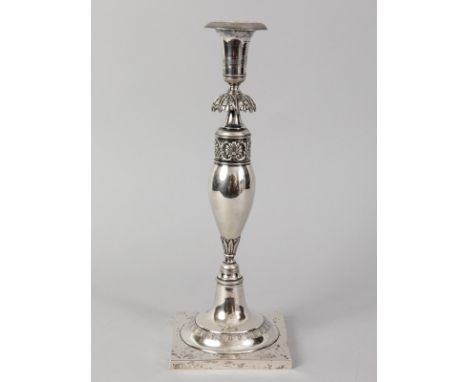 Empire-Einzelleuchter, George Friedrich Fournier, Berlin, 1821-32.Silber, ca. 428 g; auf quadratischer Basis Rundsockel und B