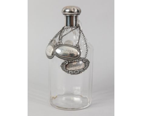 Henkelflasche mit Silberstopfen u. 4 Karaffen-Schilder, Birmingham u. Sheffield, 1891/92 u. 1993.Farbloses Glas mit 925/-Silb