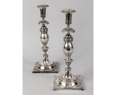 Paar große Empire-Leuchter, Berlin, 1821-41.Silber, Gesamtgewicht ca. 980 g; über quadratischer Basis jeweils geschweift prof