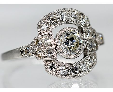 Art Deco Ring mit Altschliff-Diamanten, zus. ca. 0,7 ct, um 1925.Platin. Gesamtgewicht ca. 5,3 g. Rechteckige, rahmenförmige 