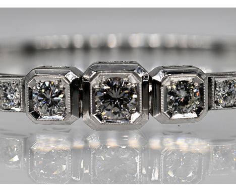 Massiver, hochwertiger Armreifen mit 13 Brillanten, zus. ca. 2,8 ct, 80- er Jahre.585/- Weißgold. Gesamtgewicht ca. 28,9 g. O