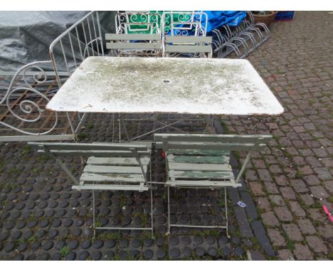 Painted metal Vintage table and a set of 4 wooden slatted folding chairs