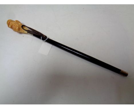 A small vintage swagger stick with head of Charles De Gaulle, length 39 cm.