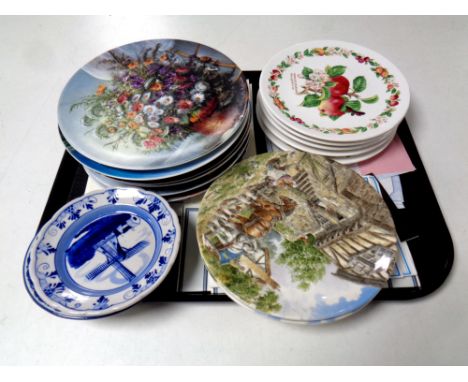 A tray of assorted collector's plates with certificates - Royal Worcester, Wedgwood etc and two Delft plates 