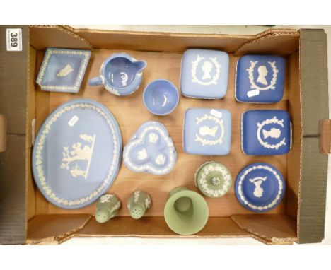 A mixed collection of multi-coloured Wedgwood items to include sage green salt and pepper pots, small vase, trinket box, Quee