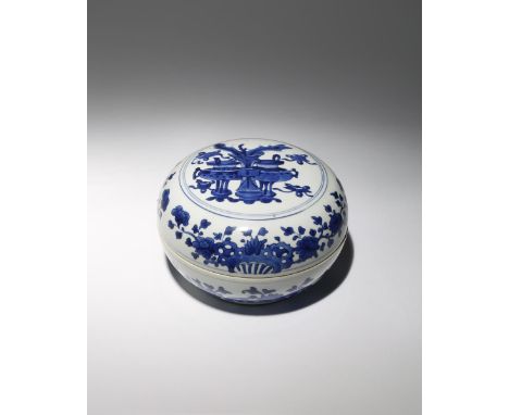 A CHINESE BLUE AND WHITE CIRCULAR BOX AND COVER KANGXI 1662-1722 The cover painted with a roundel containing archaistic vesse