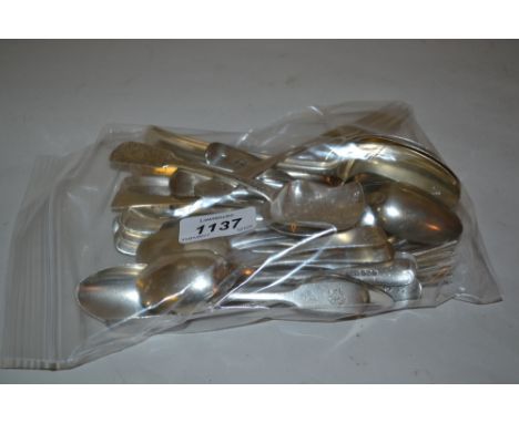 Harlequin set of eight silver Fiddle pattern teapsoons, together with various other silver teaspoons, fork and sugar shovel, 