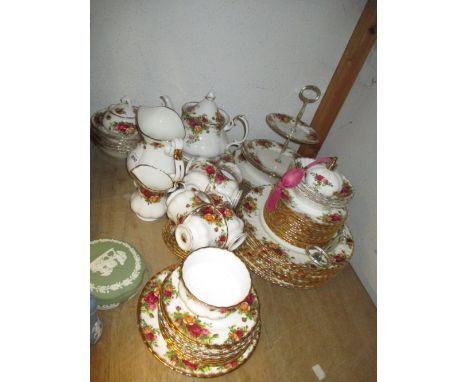 Royal Albert Old Country Roses pattern eighty two piece dinner and tea service