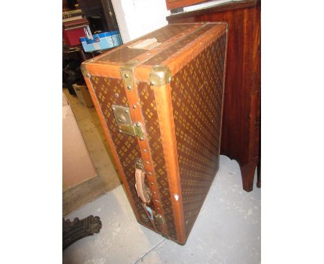 Mid 20th Century wardrobe trunk by Aux Etats Unis, 229 Rue St. Honore, Paris, the hinged cover enclosing a fitted interior wi