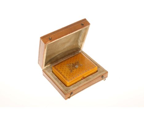 A 19th CENTURY YELLOW AND WHITE METAL PIQUE WORK BLONDE TORTOISESHELL SNUFF BOX, PROBABLY FRENCH, of rectangular form, the hi