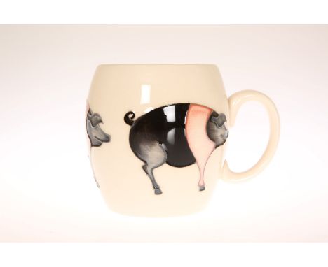 A MOORCROFT "SADDLEBACK" MUG, first quality. 9cm