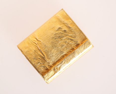 A 9 CARAT GOLD SNUFF OR PILL BOX, of rounded rectangular form, chased with naturalistic decoration in the Oriental taste, hal
